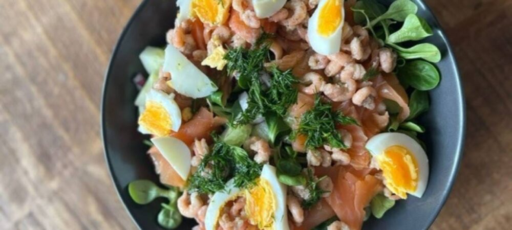 Salade zalm, garnalen, ei