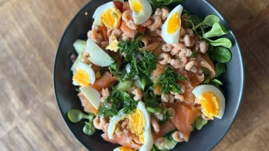 Salade zalm, garnalen, ei