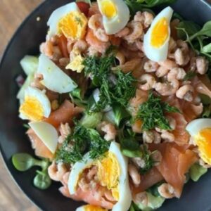 Salade zalm, garnalen, ei