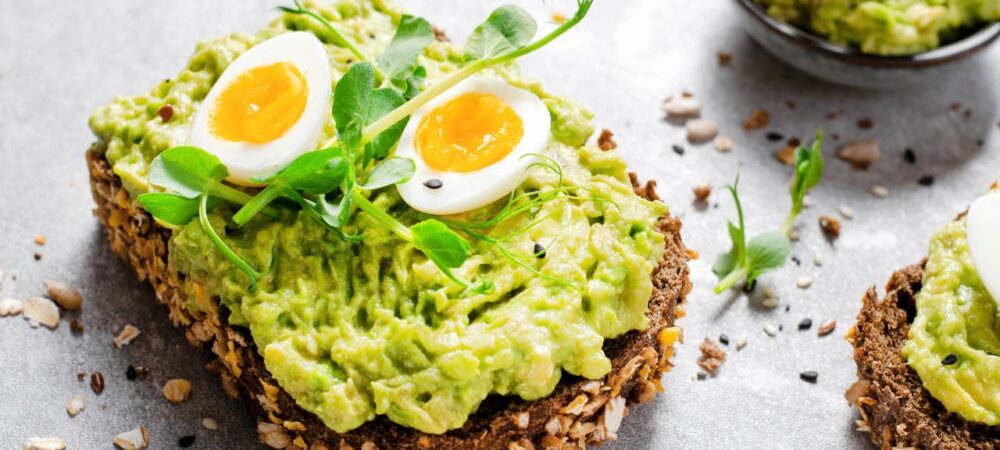 Toast met avocado en zachtgekookt eitje