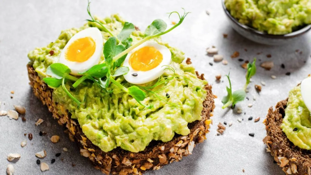Toast met avocado en zachtgekookt eitje