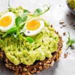Toast met avocado en zachtgekookt eitje