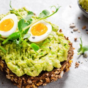 Toast met avocado en zachtgekookt eitje
