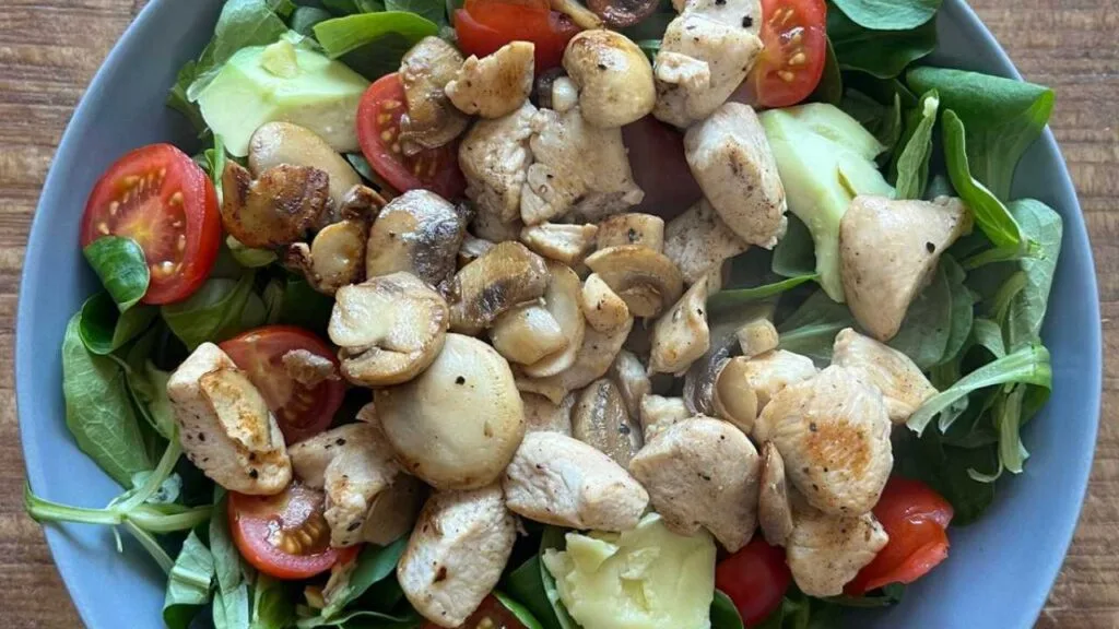 Salade kip, avocado en champignons