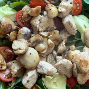 Salade kip, avocado en champignons